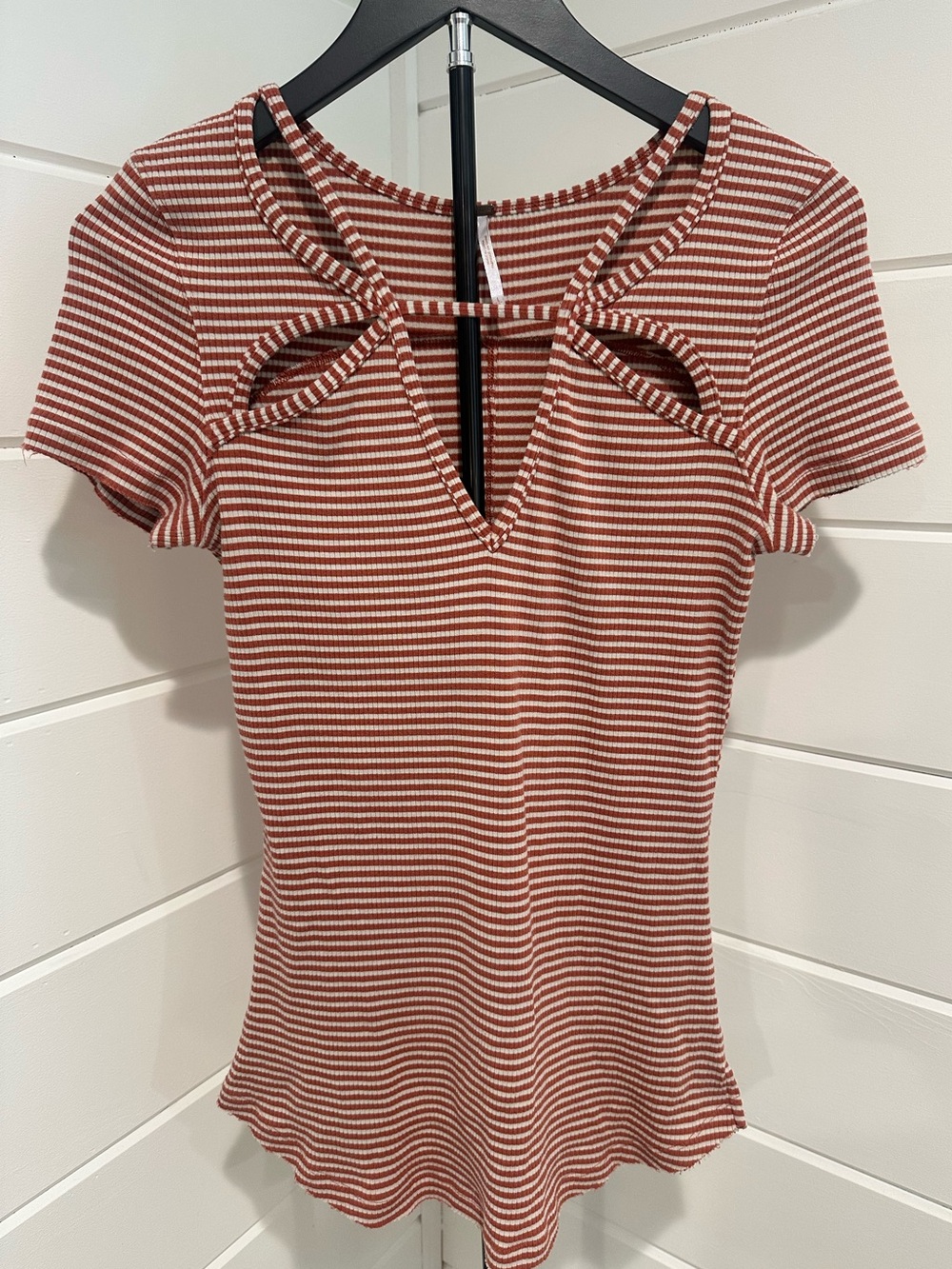 Free People Frenchie Cutout Tee Rust/White. Size: Large Women’s